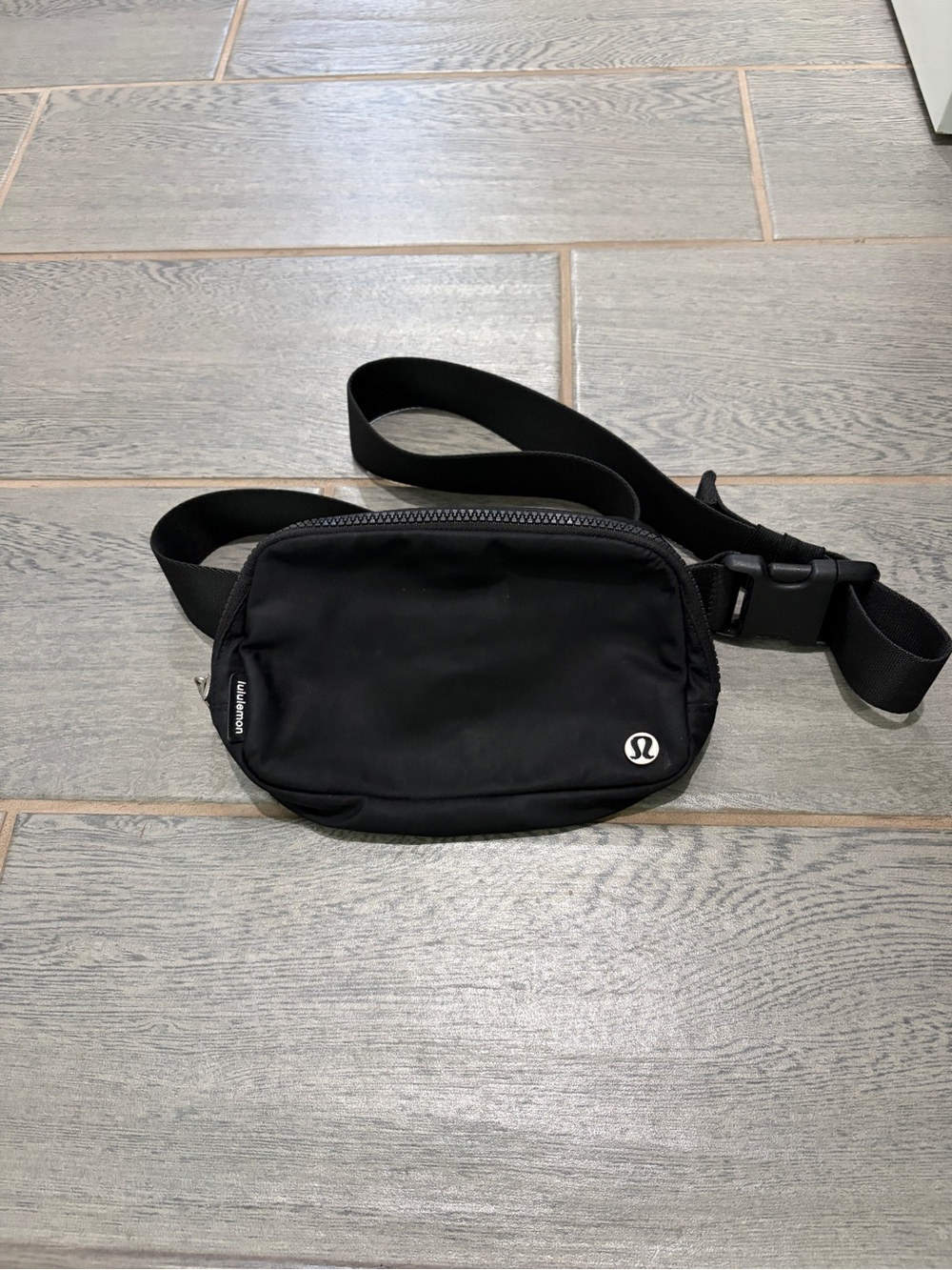 Lululemon Everywhere belt bag